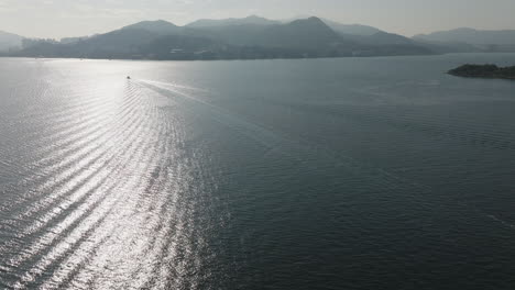 Aerial-shot-of-tourism-Boat-on-the-water-in-the-city-in-Hong-Kong,-China