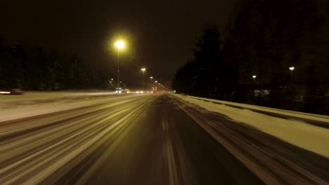 POV-Aufnahme-Nachts-Auf-Einer-Verschneiten-Autobahn-In-Helsinki