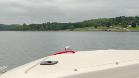 Blick-über-Den-Bug-Des-Bootes,-Während-Er-Am-Ufer-Des-Table-Rock-Lake-In-Missouri-Entlangfährt