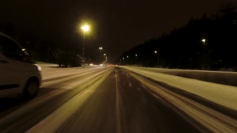 Pov-Erschossen-Unterwegs-Entlang-Einer-Schneebedeckten-Autobahn-In-Der-Nacht-In-Helsinki