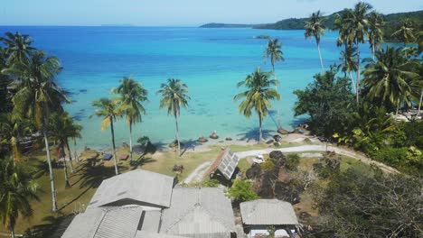 Koh-Kood-Resort-Cocoteros-Frente-A-La-Laguna-Azul-Turquesa-Con-Aguas-Cristalinas