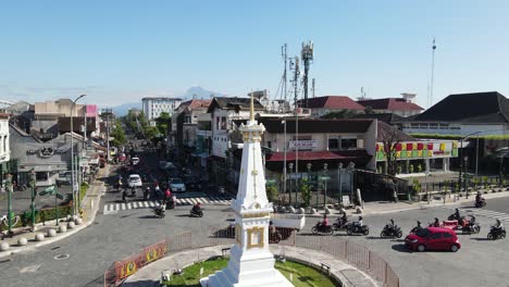 Tugu-Yogyakarta-An-Einem-Sonnigen-Morgen-Mit-Dem-Hintergrund-Des-Berges-Merapi