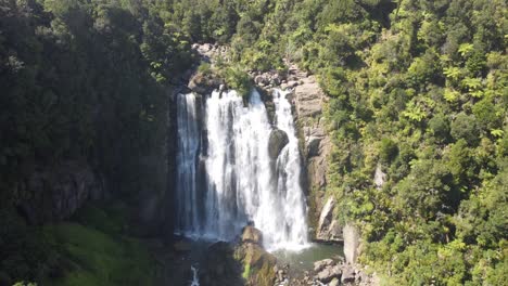 Cascada-En-El-Bosque-Nativo-De-Nueva-Zelanda-Tiro-De-Drones-4k