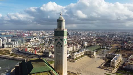Mezquita-Hassan-Ii,-Esta-Es-La-Gran-Y-Elaborada-Mezquita-Frente-Al-Mar,-Construida-En-1993,-Con-Una-Decoración-Intrincada-Y-Una-Altura-De-210-M
