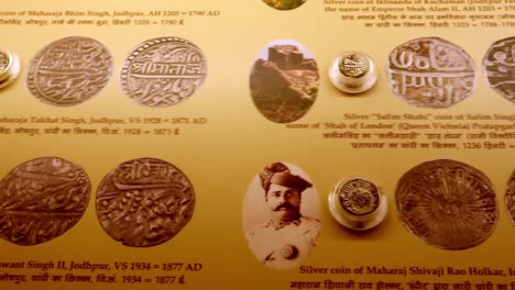 Alte-Münzen,-Die-Aus-Einem-Flachen-Winkel-Ausgestellt-Sind,-Wurden-Am-22.-September-In-Daulat-Khana-Mehrangarh-Fort-Jodhpur,-Rajasthan,-Indien,-Aufgenommen