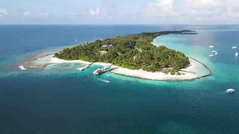Toma-Aérea-De-La-Isla-Rasdhoo-En-Maldivas-Con-Hermosas-Playas-En-Turquesa