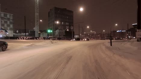 POV-Fahrt-Entlang-Der-Verschneiten-Straßen-In-Der-Innenstadt-Von-Helsinki