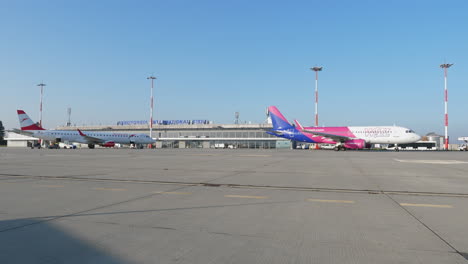 Un-Avión-De-Pasajeros-Airbus-A320-De-Wizz-Air-Rodando-Desde-La-Puerta-Del-Aeropuerto-Internacional-De-Sibiu
