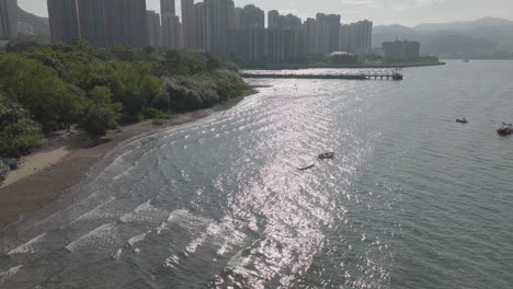 Luftdrohnenaufnahme-Von-Schwimmenden-Booten-Und-Wolkenkratzern-In-Hongkong,-China