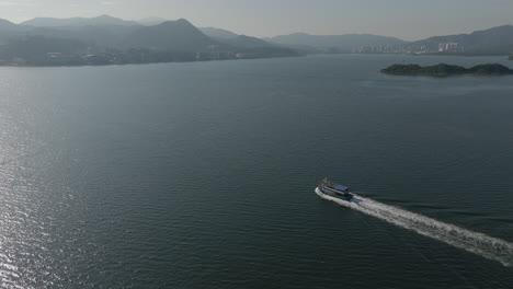 Barco-Navegando-Por-El-Agua-En-La-Ciudad-De-Hong-Kong,-China