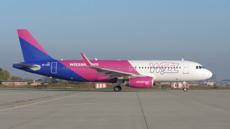 Wizz-Air-Airbus-A320-En-El-Aeropuerto-Internacional-De-Sibiu-En-Rumania-En-Un-Día-Soleado