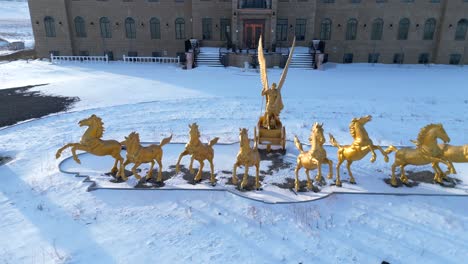Goldene-Statuen-Von-Pferden-Und-Einem-Streitwagen-Vor-Einer-Residenz-Im-Ländlichen-Alberta