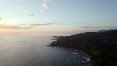 Drone-Vista-Espectacular-Cielo-Crepuscular-Sobre-La-Isla-De-Agua-De-Playa