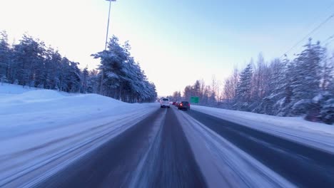 POV-Aufnahme-Beim-Fahren-Auf-Einer-Belebten,-Schneebedeckten-Autobahn-In-Helsinki