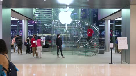 Los-Compradores-Pasan-Frente-A-La-Tienda-Oficial-De-Apple-De-La-Empresa-Multinacional-Estadounidense-De-Tecnología-En-Hong-Kong