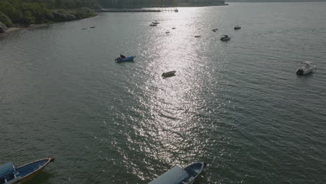 Boote-Schwimmen-Auf-Dem-Wasser-In-Der-Stadt-In-Hongkong,-China