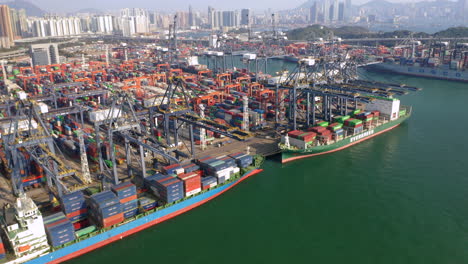 Seeschiffe,-Die-Container-Unter-Tiefsee-Containerkränen-Laden-Und-Löschen,-Und-Lastwagen,-Die-Container-Vom-Kai-Zu-Den-Stapeln-Fahren