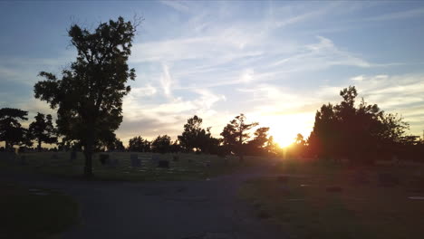 Langsamer-Luftwagen-Durch-Einen-Friedhof-Während-Des-Sonnenuntergangs