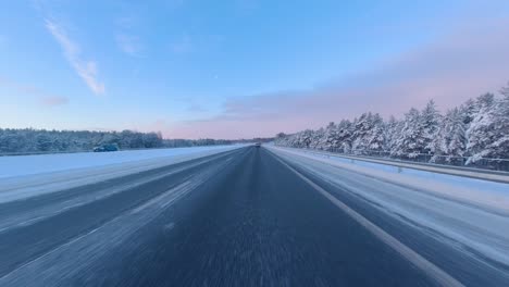 Tiro-De-Lapso-De-Tiempo-Conduciendo-A-Lo-Largo-De-Una-Autopista-De-Helsinki-Despejada-Después-De-La-Tormenta-De-Nieve