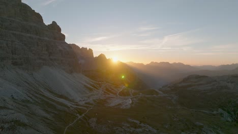 Drohnenaufnahmen-Eines-Panoramablicks-Bei-Sonnenaufgang-Direkt-über-Den-Bergen-Der-Dolomiten-In-Südtirol