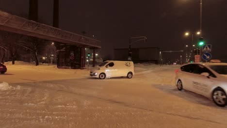 Pov-Shot,-Der-Nachts-Durch-Belebte-Straßen-Und-Kreuzungen-In-Helsinki-Fährt
