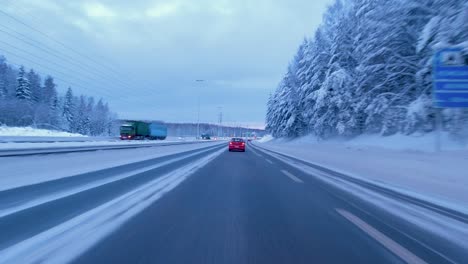 Tiro-Pov-Conduciendo-A-Lo-Largo-De-Una-Autopista-De-Arbustos-En-Dirección-A-Helsinki