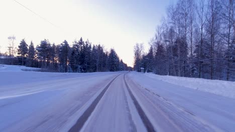 Pov-Shot-Fahren-Auf-Verschneiten-Straßen-In-Einem-Ländlichen-Helsinki