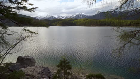El-Tranquilo-Lago-Eibsee-Frente-Al-Mar-Revela-El-Idílico-Paisaje-De-La-Cordillera-Del-Bosque-De-Zugspitze