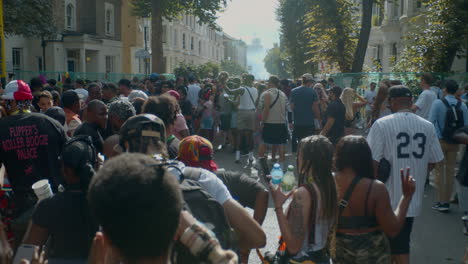 Große-Menschenmassen-Auf-Der-Straße-Beim-Notting-Hill-Carnival-In-London