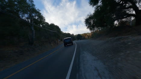 Coche-Negro-Conduciendo-Rápido-En-La-Carretera