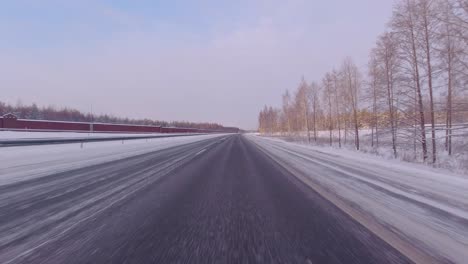Tiro-De-Lapso-De-Tiempo-Conduciendo-A-Lo-Largo-De-Una-Carretera-Nevada-En-Helsinki-Durante-El-Invierno