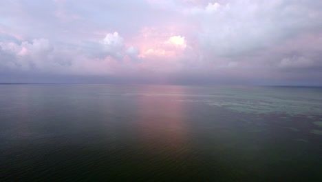 Vista-De-Drones-De-La-Isla-De-Agua-De-La-Playa-Con-Cielo-Púrpura
