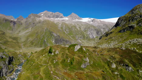 Luftaufnahme-Der-Zillertaler-Alpen,-Die-Steile-Alpentäler-Und-Schneebedeckte-Bergketten-Umkreisen
