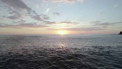 Drohnenansicht-Dramatischer-Sonnenuntergang-über-Der-Strandwasserinsel