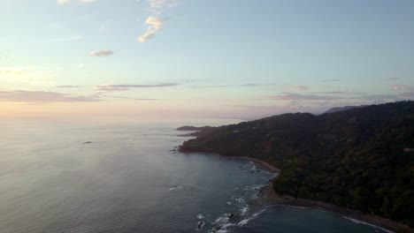 Vista-De-Drones-Del-Cielo-Azul-Nublado-Sobre-La-Isla-De-Agua-De-La-Playa