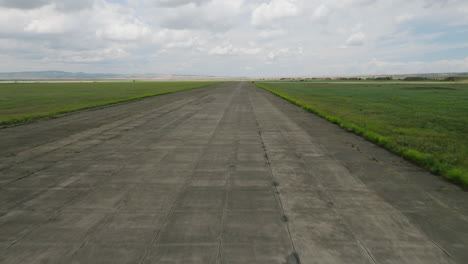 Start--Und-Landebahn-Des-Großen-Shiraki-Flugplatzes,-Sowjetzeit,-Republik-Georgien,-Antenne