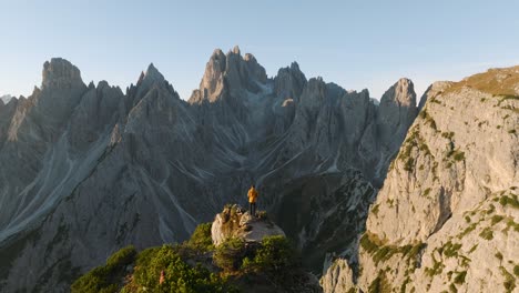 Drohnenaufnahmen-Von-Einem-Wunderschönen-Blick-über-Die-Berge-Der-Dolomiten-In-Südtirol