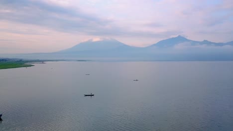 Traditionelle-Ländliche-Boote,-Die-Bei-Sonnenuntergang-Den-Sumpf-Pening-See-In-Indonesien-überqueren