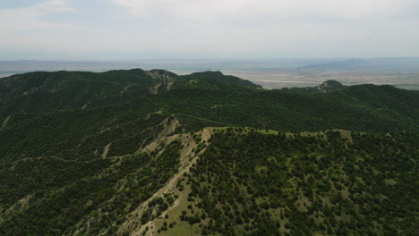 Vasto-Paisaje-Montañoso-Verde-En-La-Reserva-Natural-De-Vashlovani,-República-De-Georgia,-Antena