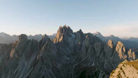 Crecientes-Imágenes-De-Drones-De-Una-Hermosa-Vista-Sobre-Las-Montañas-De-Los-Dolomitas-En-El-Tirol-Del-Sur