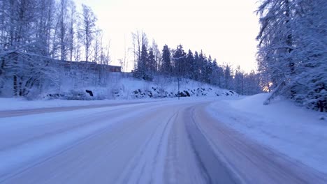 POV-Schuss,-Der-Auf-Eine-Verschneite-Autobahn-In-Helsinki-Auffährt