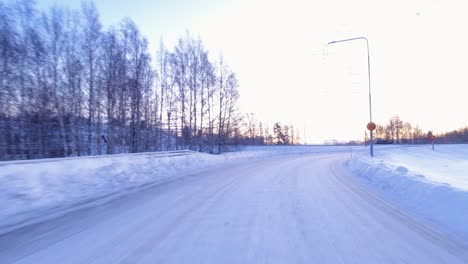 Toma-De-Conducción-Pov-Que-Se-Fusiona-Con-Una-Carretera-Nevada-En-Helsinki