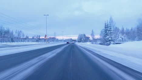 POV-Aufnahme-Nach-Einem-Schneefall-Auf-Einer-Stark-Befahrenen-Autobahn-In-Helsinki