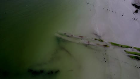 Vista-Superior-De-Drones-Sobre-La-Isla-De-Agua-De-La-Playa