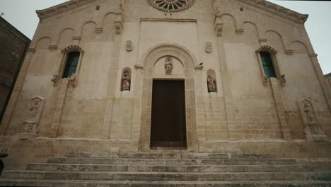 Tiro-Lento-Inclinado-Hacia-Arriba-De-Una-Antigua-Iglesia-En-Italia-En-4k