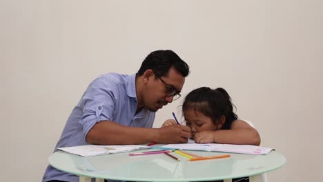 Indonesien---18.-Dezember-2022:-Süßes-Asiatisches-Kleines-Mädchen,-Das-Mit-Seinem-Vater-Studiert