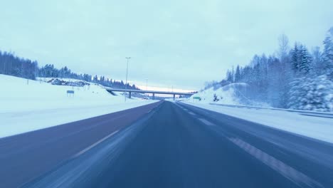 POV-Aufnahme-Entlang-Einer-Klaren-Autobahn-In-Helsinki-Nach-Einem-Starken-Schneefall