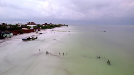 Drohne-Fpv-Schoss-Blick-Auf-Die-Siedlung-Auf-Der-Strandwasserinsel