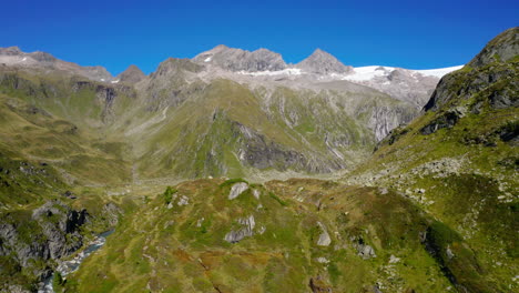 Vista-Aérea-De-Los-Alpes-De-Zillertal-Que-Revela-Empinados-Valles-Alpinos-Y-Cordillera-Nevada