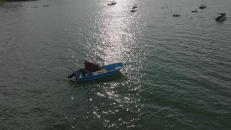 Los-Barcos-Flotan-En-El-Agua-En-La-Ciudad-De-Hong-Kong,-China